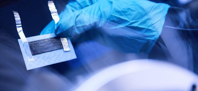 0-ról 80%-ra 6 perc alatt: itt az újfajta akkumulátor, erről mehetnek a mobilok és az elektromos autók is